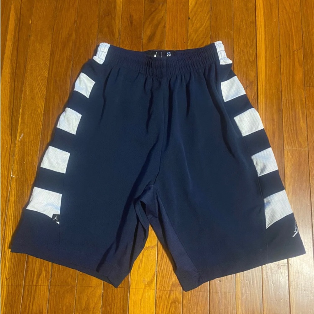 mens nike air jordan dri-fit basketball shorts Small.
Navy blue